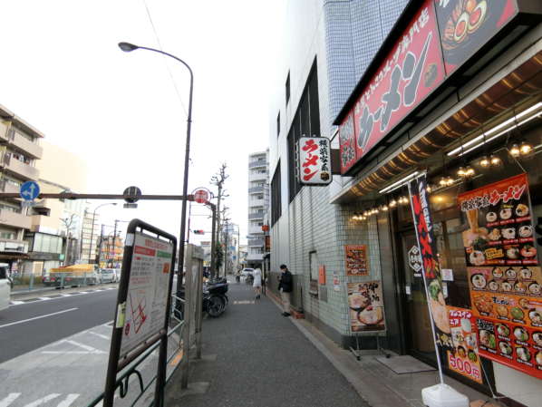 西落合ファミリーマンションアプローチ4｜駅は目白通り沿いにあり、新青梅街道との交差点もまじかです。見通しがよく安全です。