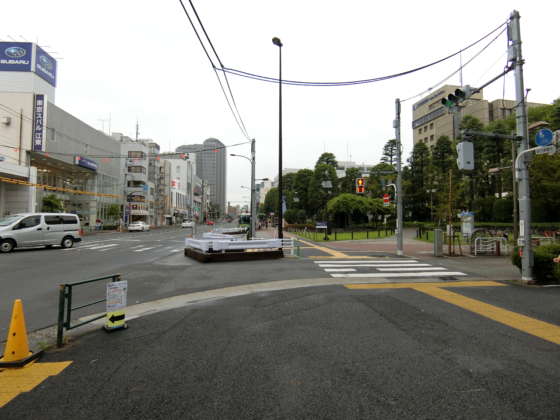秀和東陽町レジデンスアプローチ6｜江東区役所の手前までくると左折して、交差点を渡ります。