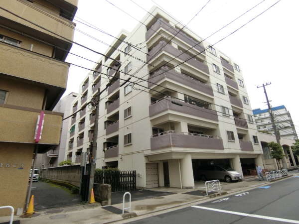 永信東陽ハイツ外観共用部7｜西側のお隣にミニスーパーがあり便利です。区役所も近いです。