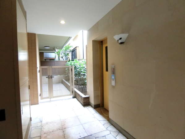 モンファイエ菊川外観・共用部2｜エレベータ部分です。細かく確認してませんが、エレベータ部の外壁も塗りの風合いでした。少し高級感が出ますね。