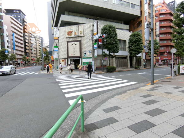 秀和番衆町レジデンスアプローチ5｜新宿方面を進むとすぐ新宿１丁目交差点があります。こちらを北上します。