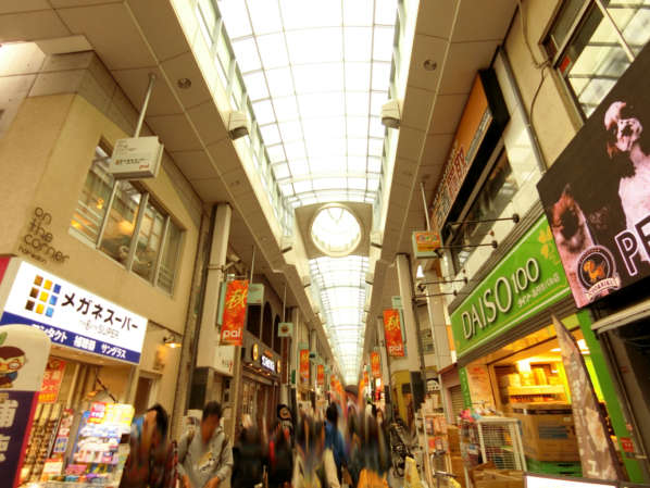 パル商店街アプローチ4｜高円寺パル商店街はアーケードが施された商店街で、人の往来も多く、大変にぎわいがあります。