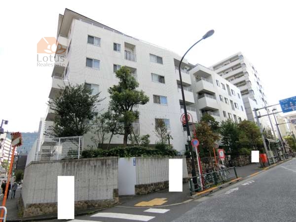 アパガーデンズ新宿戸山公園外観共用部6｜建物の北側は大久保通りに面していてエントランスがあります。建物のすぐ目の前にバス停「大久保通り」があります。