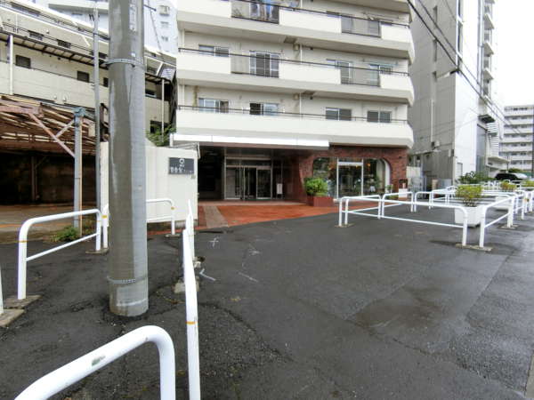 朝日目白台マンション外観共用部5｜道路の拡幅工事の準備中のため、エントランス周りも道路が広がっていました。