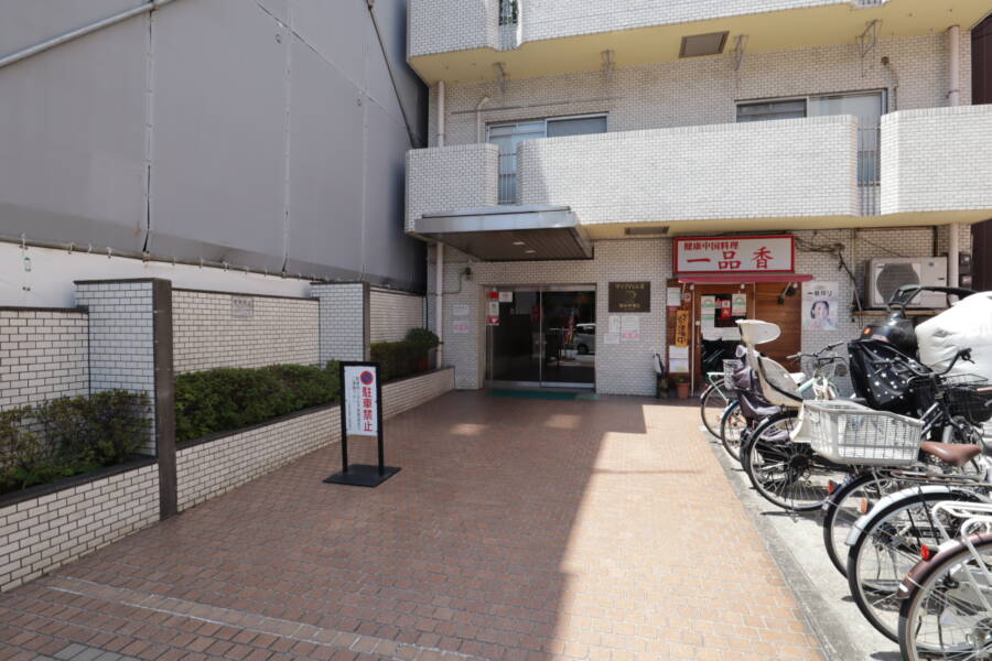 ダイアパレス錦糸町第２エントランス2｜エントランスです。１階部分は中国料理店が出店しています。