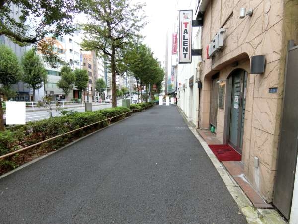 秀和番衆町レジデンスアプローチ2｜靖国通りを通ります。こちらの道はビル街です。