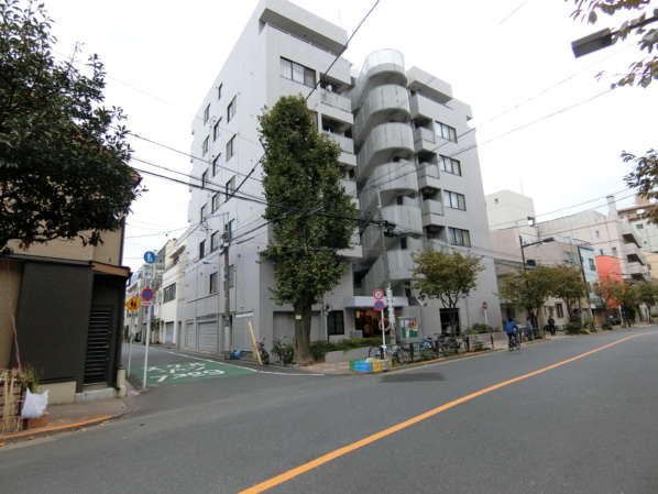 浅草ハイム外観・共用部5｜建物は２車線のすっきりした道路に面しています。