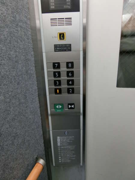 高円寺ニューナショナルコート10｜エレベータもリフォームが終わっています。綺麗で操作盤も新しくなっています。