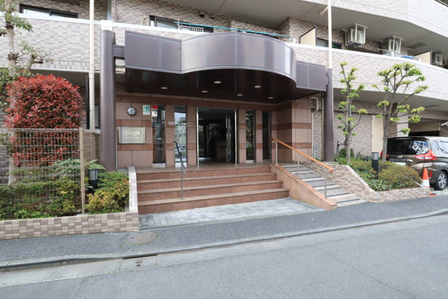 レクセルマンション新小岩エントランス｜エントランスには、全面道路より少し高い位置につくられ、幅広の階段と、スロープが設置されております。