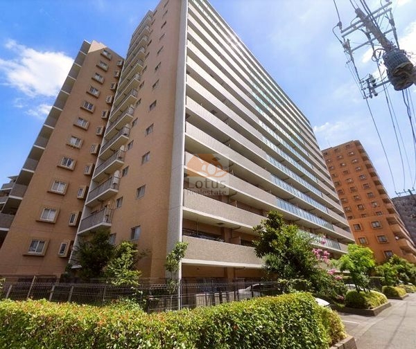 ゆるやかに段階をつけたバルコニーラインが続き、南面に広く開いた造りです。総戸数212戸のビッグコミュニティらしい規模で、街区の中でも存在感があります。足元の植栽は赤みがかった葉が多く、通りからは柔らかな緑の縁取りを感じます。ペット飼育可なので、この前の歩道を散歩ルートにするのも自然にできそうです。ゼファー四つ木ザナドゥ21は、平成14築、14階建てのマンションです。国道6号線から一本入った立地です。