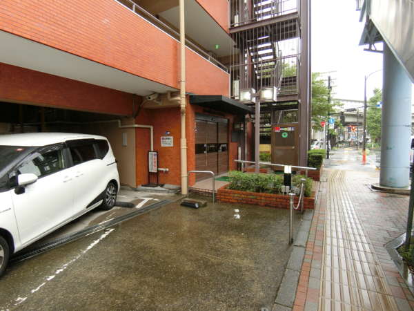 ライオンズマンション護国寺アプローチ4｜エントランスは不忍通り沿いにあり、見通しもよい場所です。