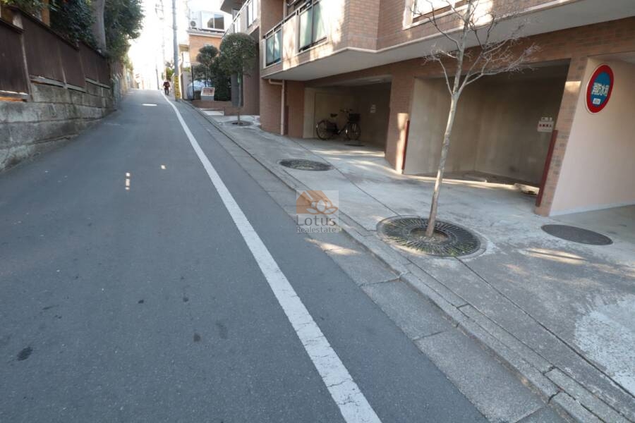 セザール第３鷺ノ宮共用部4｜集合ポストや掲示板が一角にまとめられ、管理の行き届いた印象を与えます。共用空間の美しさが、住まい全体の価値を高めています。
