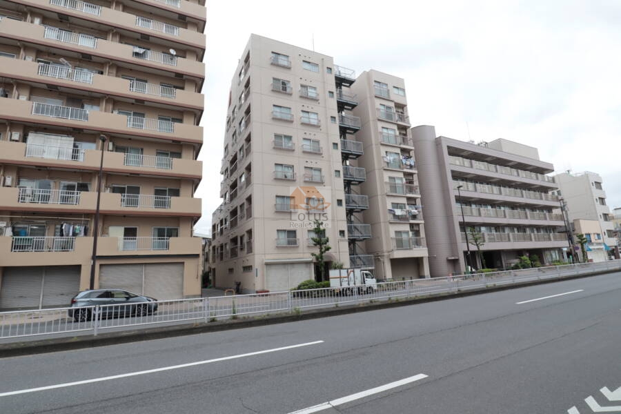 シャトレー東吾妻外観1｜シャトレー東吾妻は８階建てのマンションです。丸八通り沿いにあります。東武亀戸線・東あずま駅が徒歩５分圏内にあります。通勤に便利です。