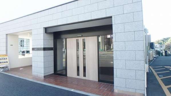 護国寺ロイアルハイツ外観　1｜エントランスはオートロック付きで安心です。