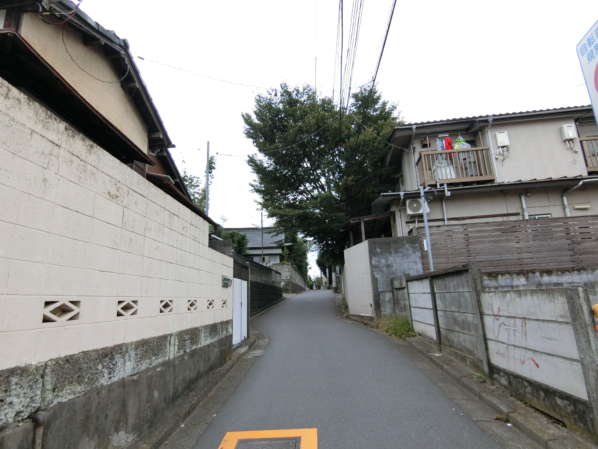 サニーハウスさぎの宮アプローチ2｜鷺宮神社方面まで坂を小高い坂を上ります。