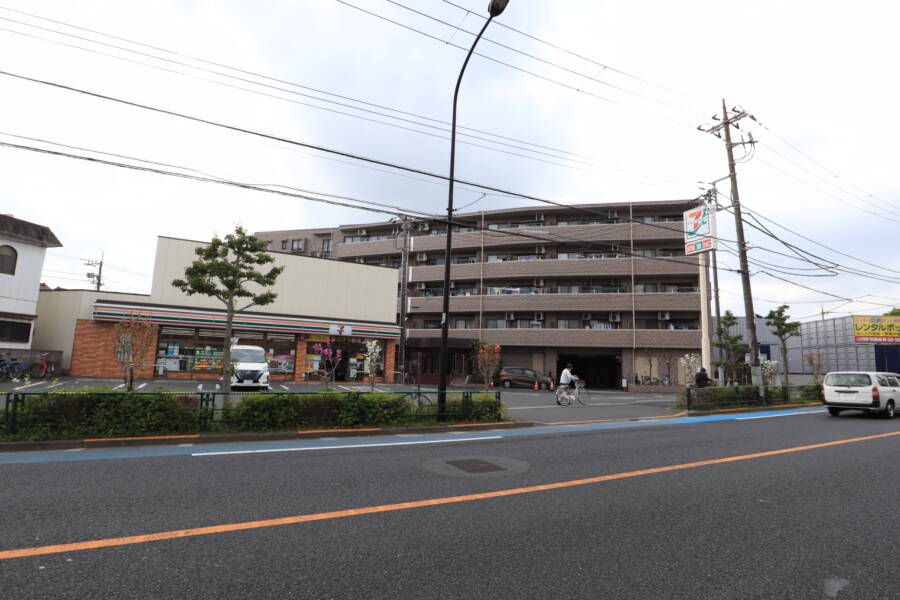 レクセルマンション新小岩外観1｜レクセルマンション新小岩は、平和橋通り沿いにあり、コンビニが近くにあって便利です。