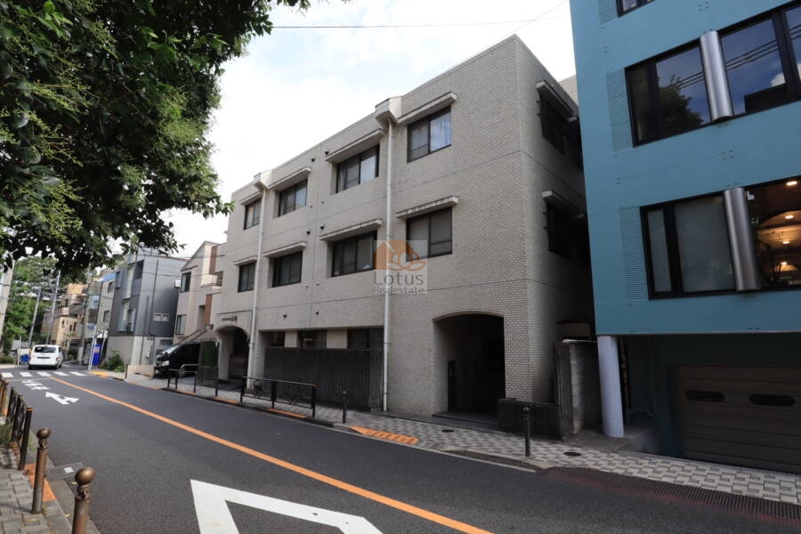 ゾンネンハイム本郷外観1｜ゾンネンハイム本郷は、昭和57年築、6階建ての落ち着いたタイル張りの建物で、閑静な通り沿いに面しています。