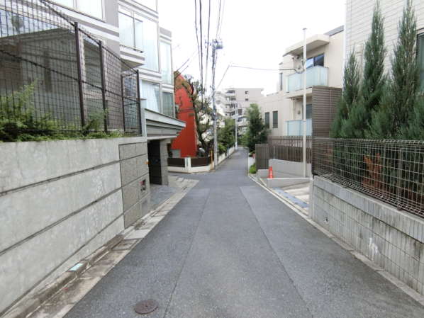 サニーハウスさぎの宮アプローチ1｜上がったとは少し下がる感じ。少しばかり進んでいくと、サニーハウスさぎの宮は近くです。