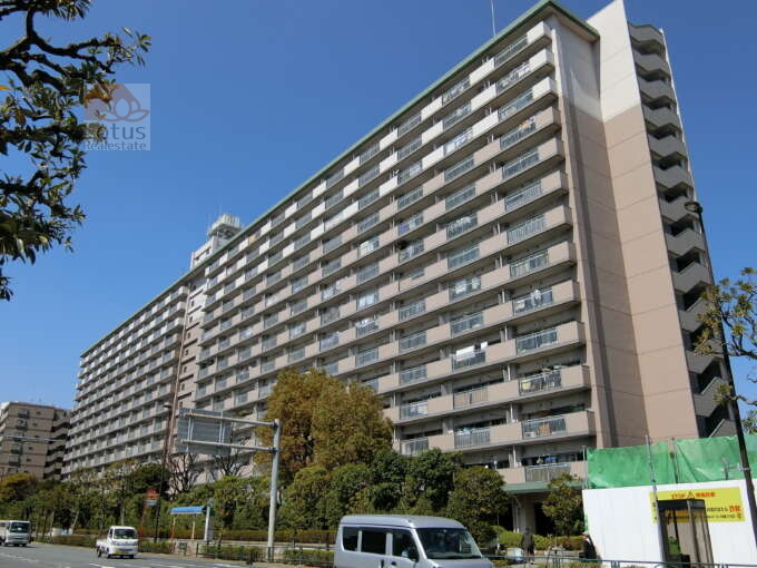 南砂四丁目住宅外観・共用部12｜南砂四丁目住宅は１４階建のマンションです。葛西橋通りと仙台堀川公園の間に位置します。