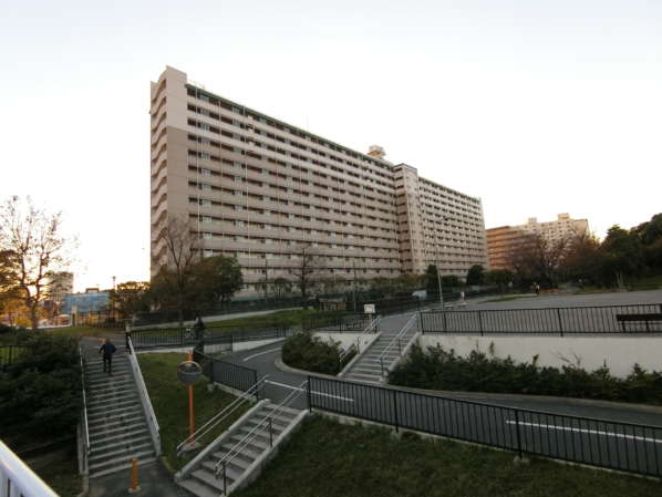 南砂四丁目住宅外観・共用部3｜敷地内にはテニスコートもあります。