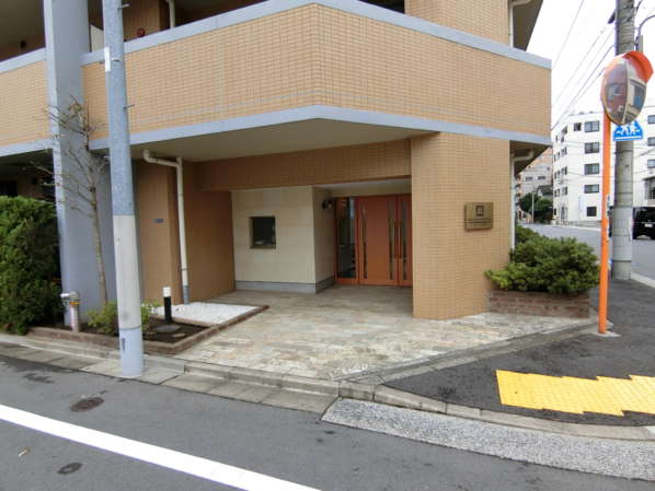 モンファイエ菊川外観・共用部4｜こじんまりとしたエントランスになっていますが、整然としていました。