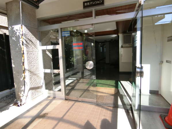 豊島マンション外観共用部4｜エントランスに入ってみたいと思います。