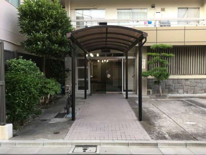 豊島マンション共用部3｜エントランスアプローチです。レトロな感じのする外観ですが、このように雨除けもあるんですね。