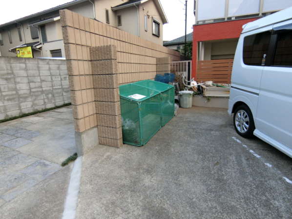 サニーハウスさぎの宮外観・共用部4｜ゴミスぺペースです。一部委託のマンションですが、理事会の指揮のもと、清掃員さんが対応してくれているとのこと。ゴージャス金ぴかのマンションとは参りませんが、住宅街の落ち着いたマンションでした。