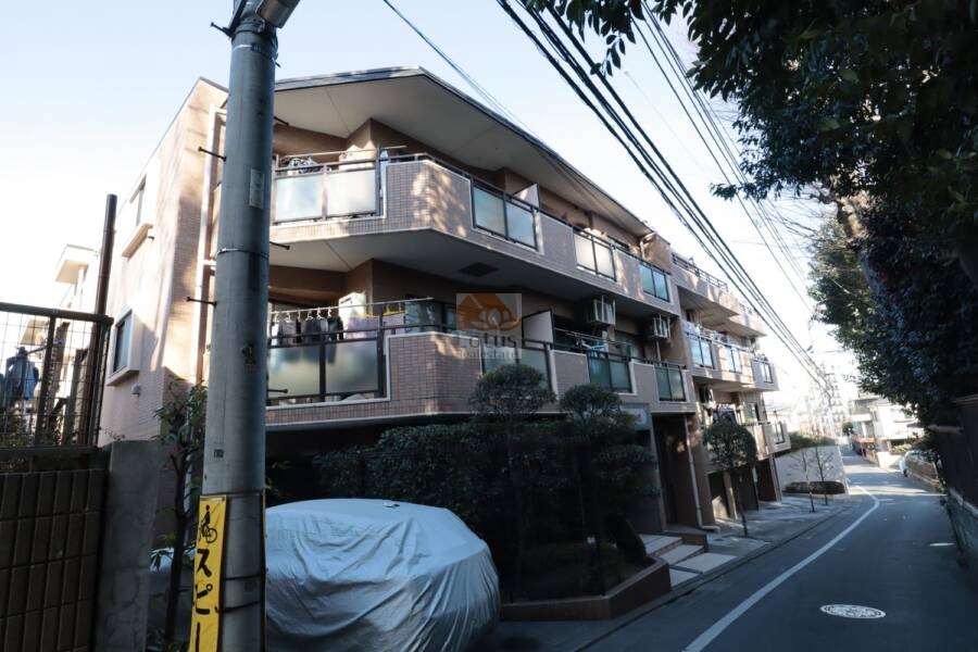 セザール第３鷺ノ宮外観2｜緩やかな坂道沿いに建つ配置が、通風と採光に恵まれた住戸を想像させます。低層ながらワイドなファサードが、ゆとりある暮らしを予感させてくれます。