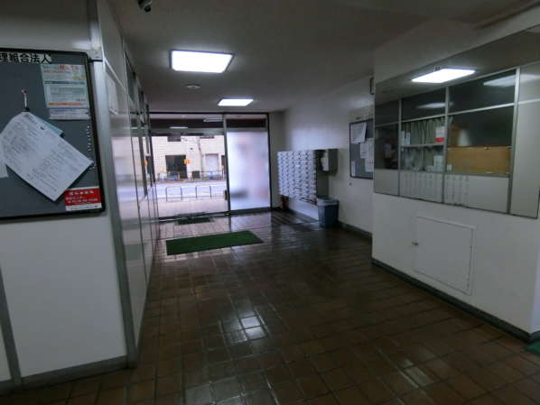 西落合ファミリーマンション外観・共用部3｜エントランス内部に入ったところ。古い建物ですが整然としています。