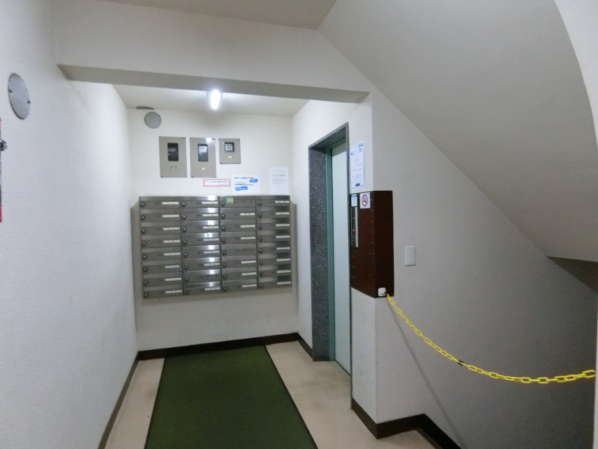 豊島マンション外観共用部5｜エレベータよこに郵便受けが配置され、合理的なポジショニングです。