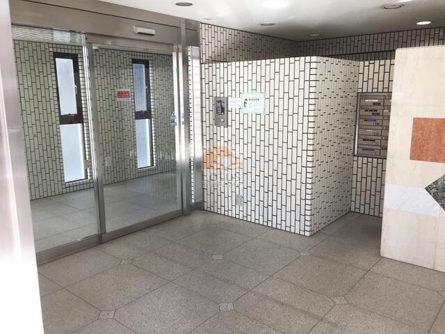 ピュアシティすみだ堤通エントランス１｜エントランスはオートロック付きで安心です。