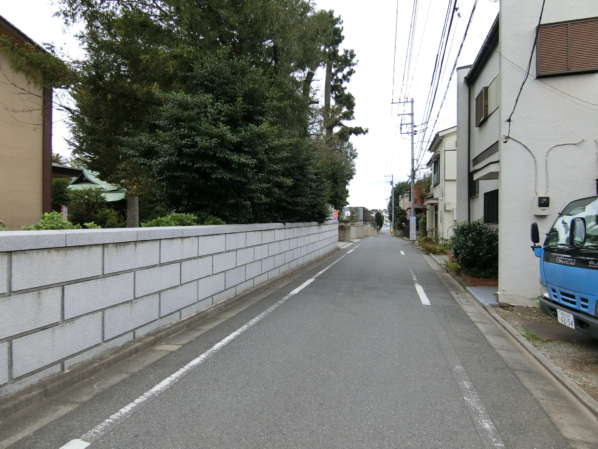 サニーハウスさぎの宮アプローチ3｜住宅街を直進します。緑が多い街並みです。一戸建てと寺社仏閣の緑地です。