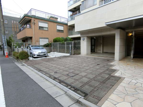 アトラスステイシア森下外観共用部5｜下町のマンションながらゆったりとしたエントランス周りと感じました。