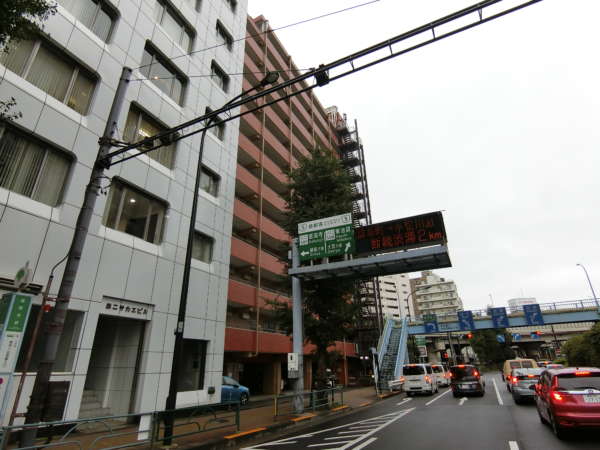 ライオンズマンション護国寺外観共用部1｜左のビルがお隣さんのビルですが、この左となりにマルエツが入るビルがあり、護国寺駅の階段となっています。