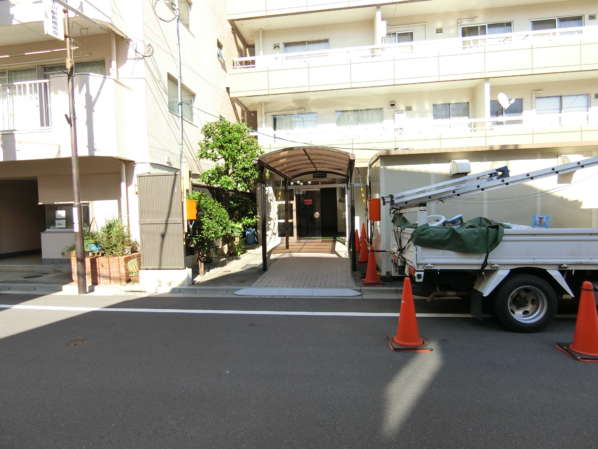 豊島マンション外観共用部3｜南側が道路面ですが、道幅もありますので、日当たり関係は良好に感じました。