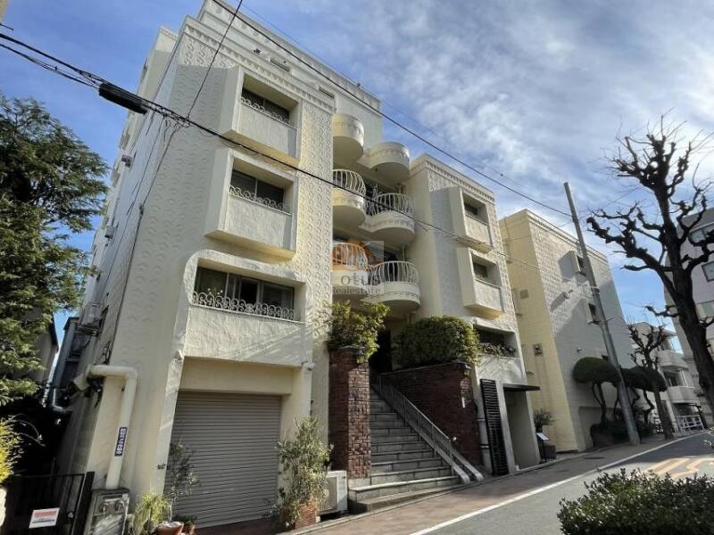 シャンボール松濤外観３｜シャンボール松濤は昭和44年築、8階建てのマンションです。