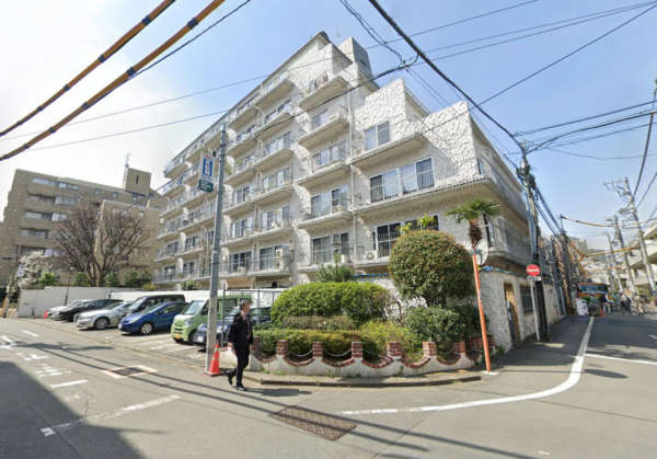 秀和高樹町レジデンス外観２｜秀和高樹町レジデンスは昭和４３年築、８階建てのマンションです。六本木通りから一歩入った立地です。