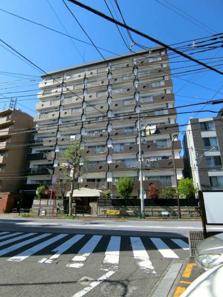 西落合ファミリーマンション外観｜西落合ファミリーマンションは１０階建てのマンションです。新青梅街道沿いにあります。哲学堂公園まで徒歩８分程です。