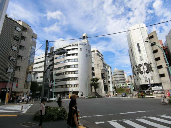 メゾン代官山アプローチ（恵比寿側）5｜交差点を左折（左斜めにすすむ）します。このあたりもにぎわってます。外国人の方もいろんな肌の色をした方々がいまので、利便性の高い恵比寿らしいなと感じました。