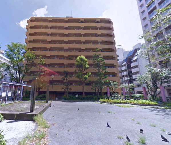 ライオンズマンション新宿東公園は１０階建てです。エントランス前に花園東公園があり日当たり、見晴らし良好です。新宿御苑から徒歩５分の静かな住宅街です。