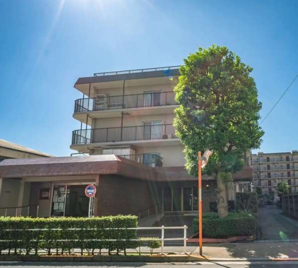 王子サンハイツ外観｜王子サンハイツは６階建ての大規模マンションです。近隣には中学校、保育園、郵便局、スーパー、公園があります。