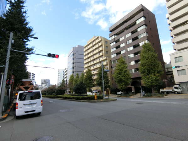 朝日関口マンション外観・共用部4｜朝日関口マンションは新目白通りの１１階建てのマンションです。「江戸川橋」駅から徒歩３分です。東西線「早稲田」、「神楽坂」駅からは徒歩１２分です。