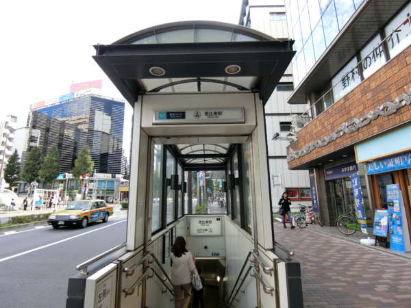メゾン代官山アプローチ（恵比寿側）1｜日比谷線の２番出口が近いですが、ＪＲ側でも大差はありません。
