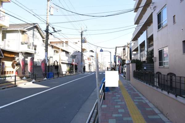西が丘サニーハイツアプローチ4｜この道路は蓮沼アスリート通りというそうです。２車線のキレイな道です。味の素フィールドの方に向かいます。