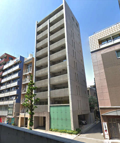 レジデンシャルスター幡ヶ谷外観２｜コンクリートとガラスがスタイリッシュな雰囲気の建物です。角地に立地します。１フロア２戸のためプライバシーに配慮された独立性の高い住戸です。