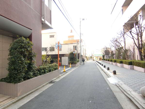 大島シャスターマンションアプローチ3｜駅を出てすぐの道をわきに入ります。