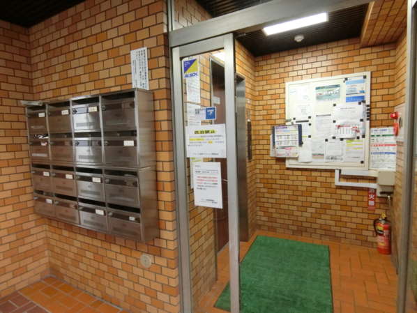 デューク浅草外観・共用部5｜エントランスの様子です。古い建物ですが、整然とした印象をうけます。