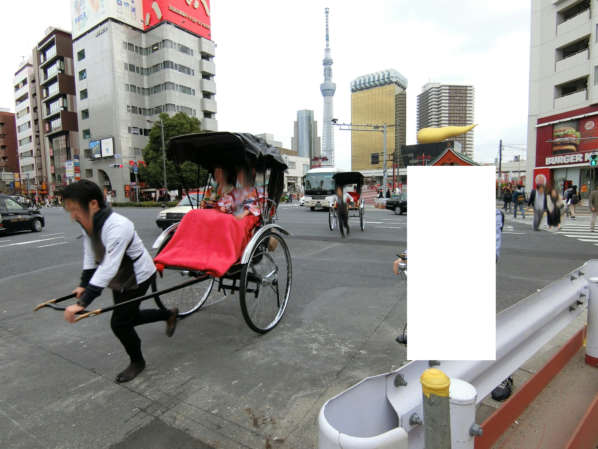 デューク浅草アプローチ4｜写真を撮影した日は土曜日でした。観光客の方も多かったようです。人力車の案内も多くでていました。