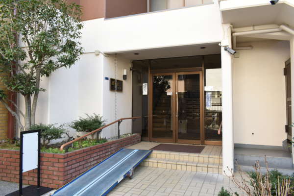 西が丘サニーハイツ外観・共用部3｜建物エントランスです。スロープが設置されていました。
